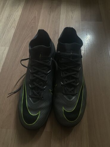 закрытое футбольное поле: Футбольные бутсы Nike серого цвета с салатовыми акцентами