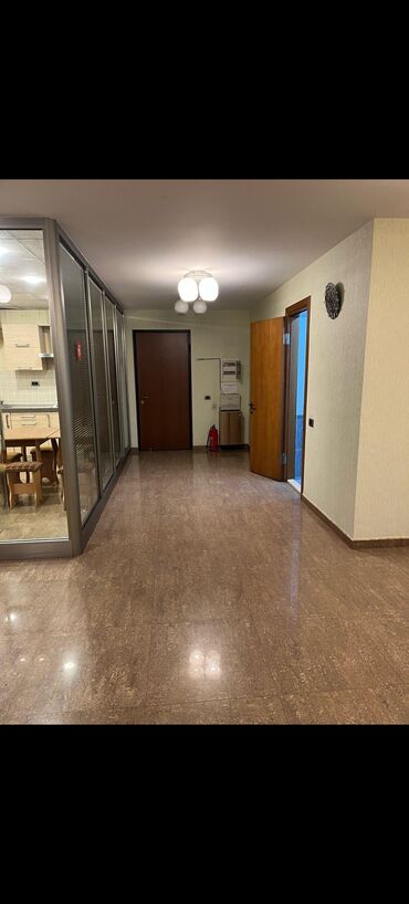 Ofislər: Ofis sahəsi – şüşə arakəsməli, geniş vestibül və iş otaqları - İşə — 10