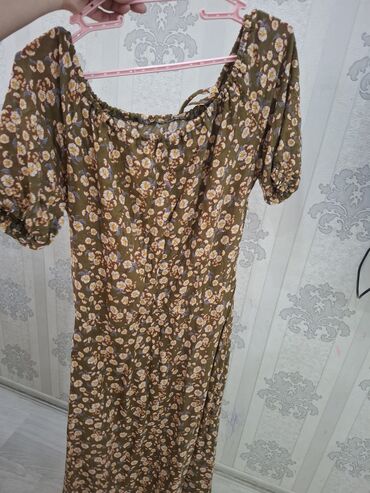 Dəstlər, kostyumlar: Mavi ve rozvu birdefe geyilib 20 azn M razmer gulu donlar 15 azn — 5