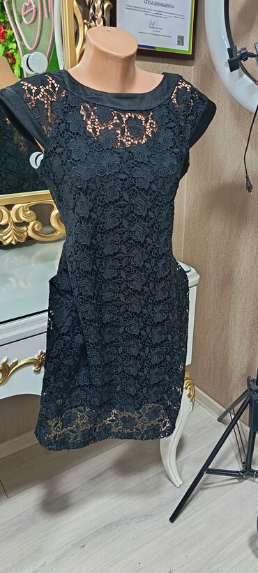 Ziyafət donları: Qırmızı don - Rəng: parlaq qırmızı - Dizayn: dördkünc dekolte, ön — 12