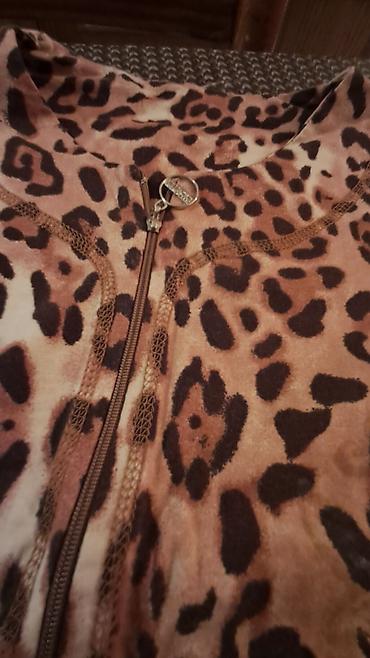 tigraste cizme: Komplet pidžame – majica sa leopard printom i donji deo u braon boji — 3