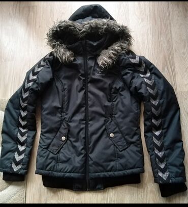 crni kaput broj: Hummel jakna broj 16,jako očuvana, kapuljaca se skida