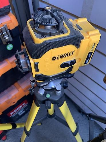 Лазерный уровень DEWALT на штативе. Профессиональный нивелир в