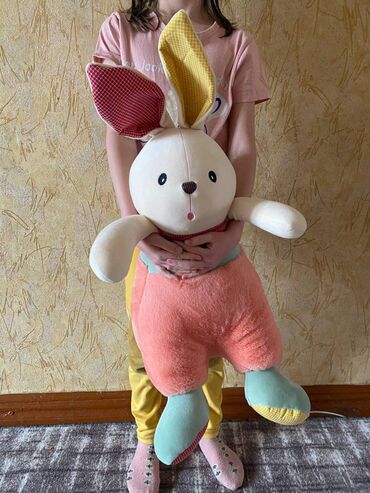 игрушка заяц: Большой мягкий заяц. Можно подарить ребенку или девушке или украсить