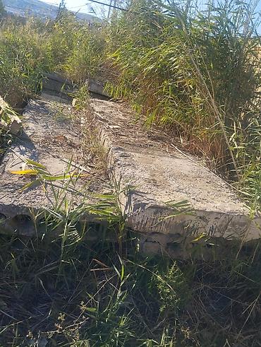 Beton plitələr: Hem beton plitə eni 1.2 eni, 6 m uzunu olan həm de, dəmir qapılar eni — 1