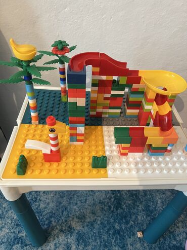 игрушка домик: Лего более 340 деталей, стол с двумя стульчиками. Можно использовать