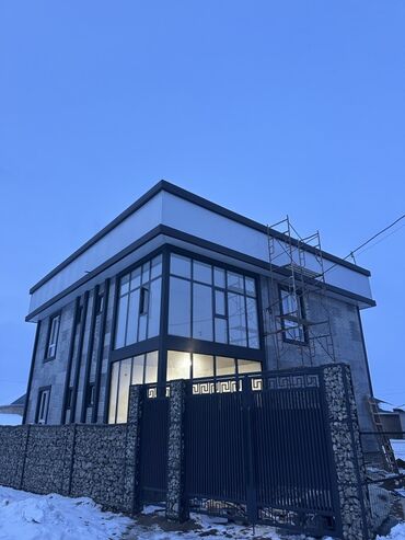 Посуточная аренда домов: Современный двухэтажный дом с панорамным остеклением и ограждением из — 1