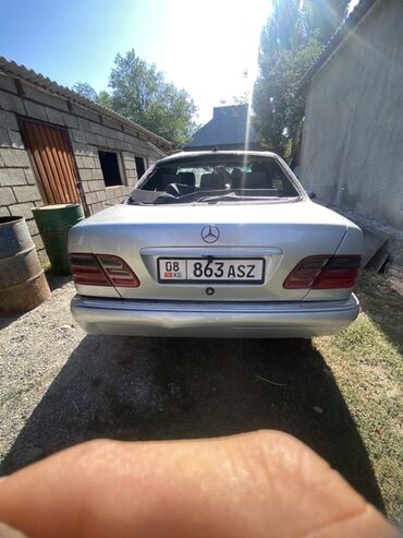 недорого авто: Серебристый седан Mercedes-Benz E-класса (вероятно, W210) с четырьмя