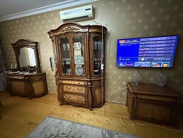 Klassik üslubda yemək otağı üçün taxta mebel dəsti. Tərkibi: - Vitrin