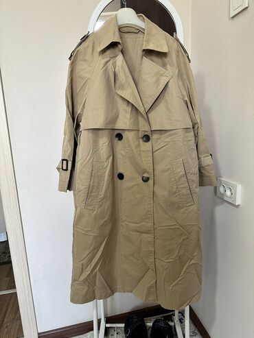 Пуховики и зимние куртки: Продаю 1) зимняя куртка размер 48 - 3000 сом 2) Деми куртка размер — 10