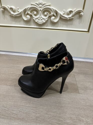 зимняя обувь женская: Ботинки и ботильоны Erisses, 36, цвет - Черный