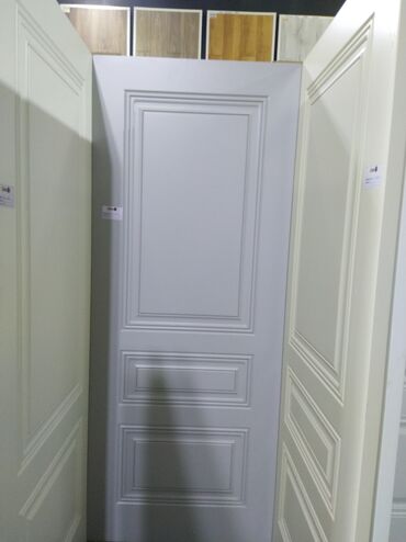 Otaq qapıları: Ağ rəngdə, klassik üslubda hazırlanmış qapı. Panellərlə bəzədilmiş