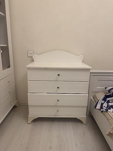 Uşaq otağı üçün ağ rəngdə mebel dəsti Tərkibi: - 3 qapılı şkaf: İki lalafo.az -da Uşaq otağı üçün ağ rəngdə mebel dəsti Tərkibi: - 3 qapılı şkaf: İki