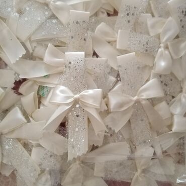 Svadbena oprema: Cvetna traka za kosu sa velom, idealna za posebne prilike. Traka je — 10