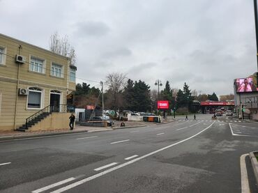 Şəhərin mərkəzində, Caspian Plazanın arxa küçəsi "Nizami" metrosunun