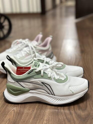 свадебная кожаная обувь: Абсолютно новые женские кроссовки Li-Ning, продаю по низкой стоимости