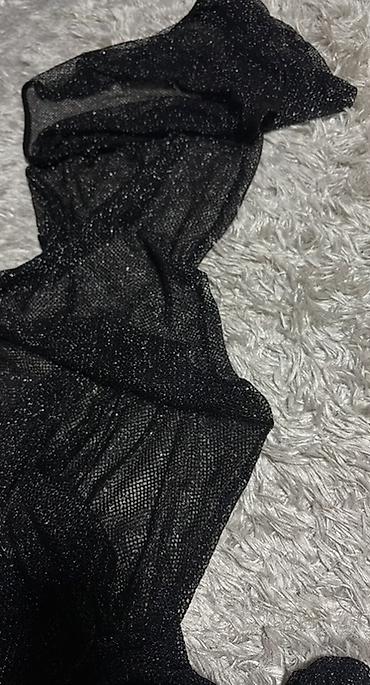 pull and bear helanke: Crna mrežasta sa sljokicama haljina sa kapuljačom - Materijal — 1