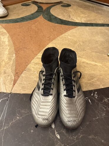 Ayaqqabılar: Məhsul: Adidas Predator futbol kramponları - Rəng: gümüşü üst hissə