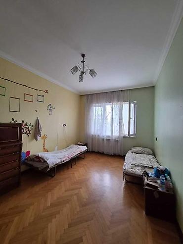 berdede ev satilir: Bakı, 8-ci mikrorayon, 4 otaqlı, Köhnə tikili, m. Azadlıq Prospekti, 115 kv. m — 9