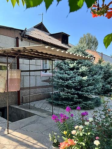 лист контейнер: Жилой дом с ухоженным двором и садом. Дом находится по — 1