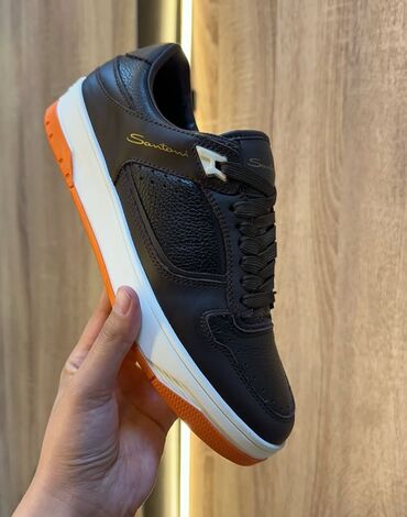 Кроссовки и спортивная обувь: Классические кроссовки Santoni из высококачественной кожи, выполненные