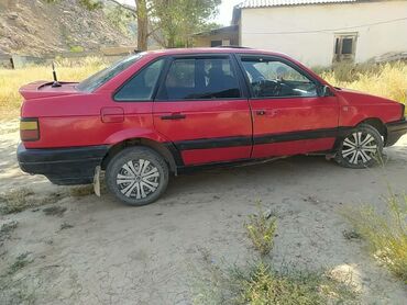 обмен дом на авто: Красный седан Volkswagen Passat с четырехдверным кузовом и черными