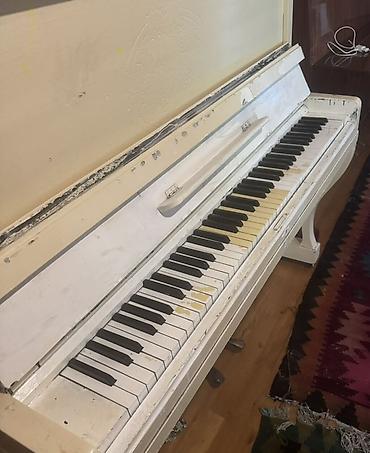 tap az piano: Açıq krem rəngdə akustik dik pianino - Korpus: klassik düz üstlü dik — 2