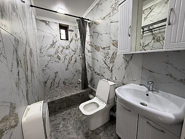 Продажа полдома: Продается двух этажный дом 🏡 Понарамные окна 🪟 250кв 📐 На первом — 28