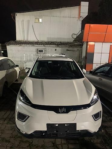 Другие автомобили: Электрический кроссовер белого цвета с современным дизайном — 9