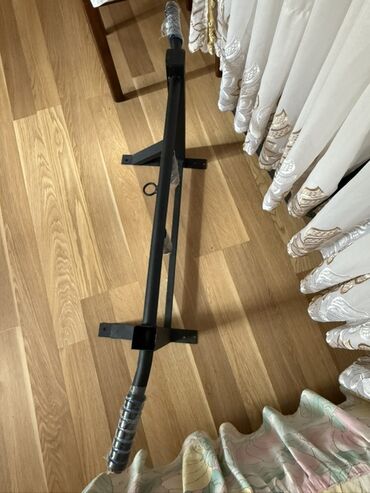 Əlcəklər: Bu, divara bərkidilən, dözümlü qara metal turnikdir. Model qolları
