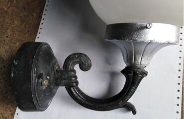 382 oglasa | lalafo.rs: Zidna lampa,ukrasna,livena od aluminijuma,sa mlečnom kuglom prečnika