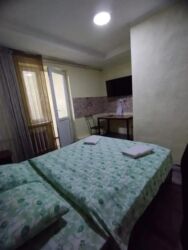 суточный дом в бишкеке: 1 бөлмө, Душ кабинасы, Жаздык, жууркан-төшөк каптары, Кондиционер