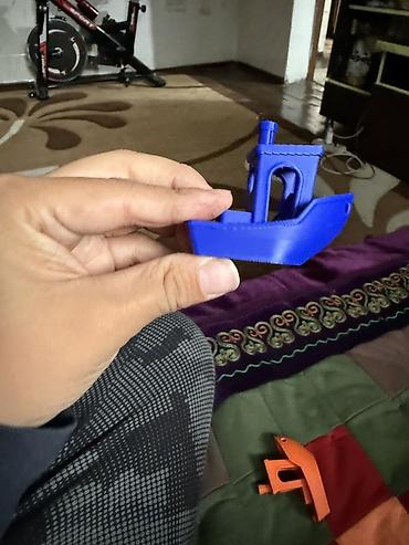 Модели кораблей: 3D-печатная модель лодочки “Benchy” (синий и оранжевый) - Материал — 3