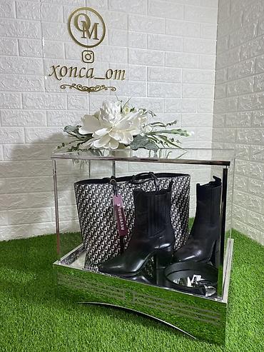Aksesuarlar üçün vitrinlər: Hazır biznesdir, 4 ferqli modelde xonçalardır. 3 növde hazır güller — 3