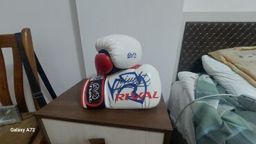 перчатки бу: ПРОДАМ боксерские перчатки с автографом самого Бивола. Перчатки в