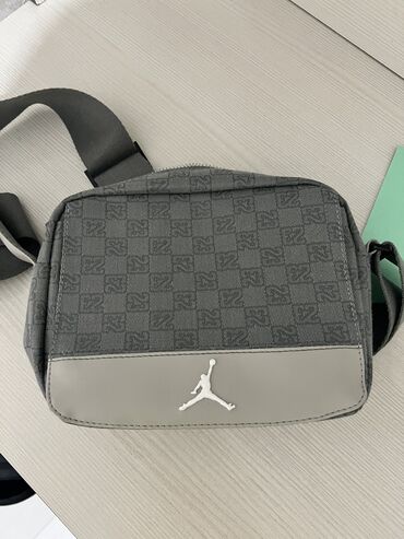 национальная сумка: Продается барсетка Jordan
Очень стильная и модная 
Хит сезона