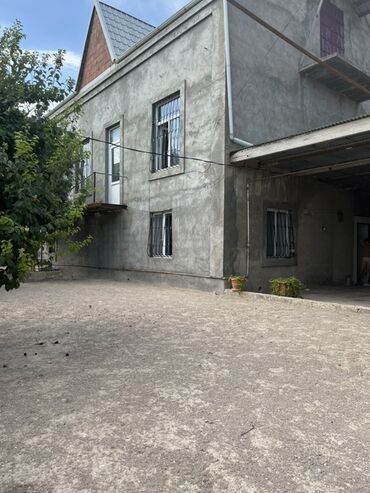 Mənzillər: 4 otaqlı, 100 kv. m, Orta təmir