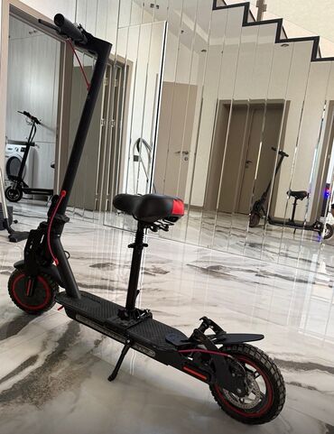 oturacaqlı skuter: Qara rəngdə, oturacaqlı elektrik skuter. Oturacaq rahatlığı təmin