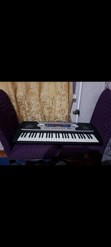 Pianolar: Elektron sintezator/klaviatura - Təxminən 61 klavişli tam ölçülü