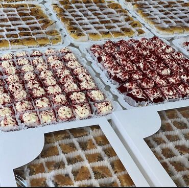 Выпечка, хлебобулочные изделия: Домашняя выпечка в больших прямоугольных формах. Ассортимент: - — 22