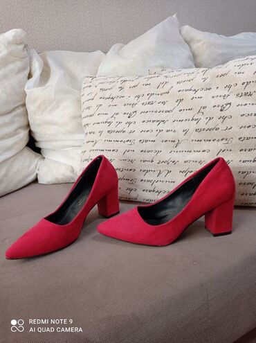 929 объявлений | lalafo.kg: Продаются женские туфли, б/у, в отличном состоянии. Размер: 38/39