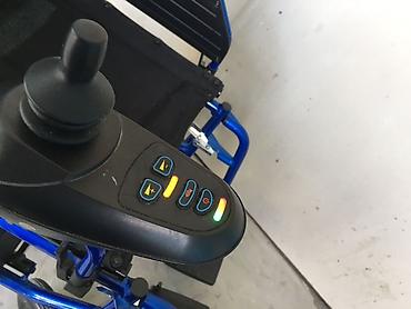 əlil arabasi: Elektrikli əlil arabası – joystick idarəetməsi Məhsulun təsviri: - — 1