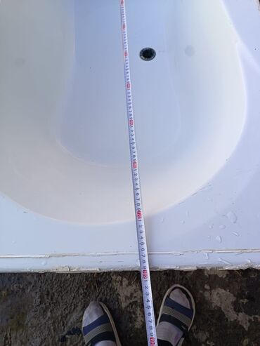 Vannalar: Akril vanna – düzbucaqlı, modern dizaynlı, mərkəzdə drenaj çıxışı və — 5