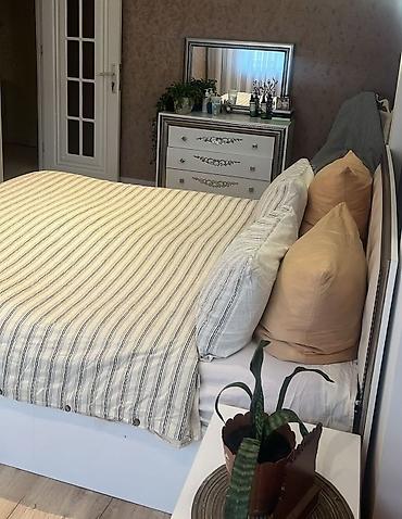 Yataq, termo ve 2 ədəd tumbuçka. Satılır 150 azn. Matras verilir lalafo.az -da Yataq, termo ve 2 ədəd tumbuçka. Satılır 150 azn. Matras verilir