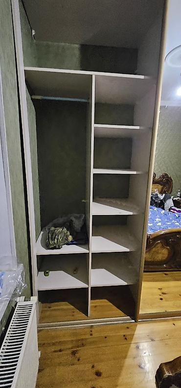 keramik tava: Güzgülü sürgülü şkaf - Ön hissə: iki böyük tam boy güzgülü qapı — 2