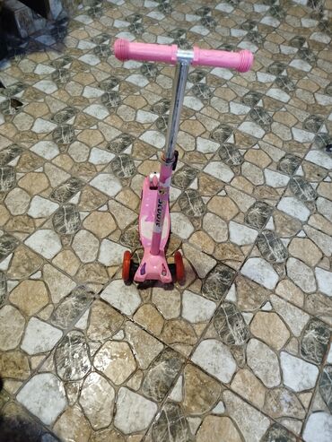 Samokatlar: Qız uşağı üçün skuter.
Qiymet 20 manat.
Az işlənmişdir