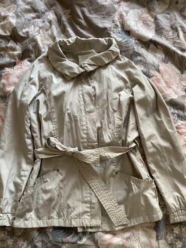 Демисезонные куртки: Женская легкая куртка Размер: 44 (xs-s) Материал:плащевка Покупала в