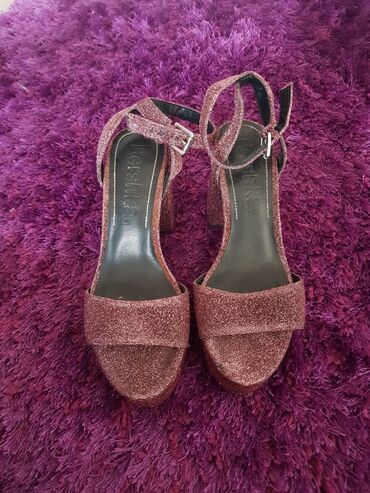 bershka majica braon: Sandale, Bershka, 38