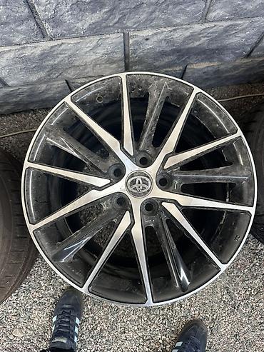 124 e500: Комплект из 4 оригинальных литых дисков Toyota с шинами. - Диаметр — 4