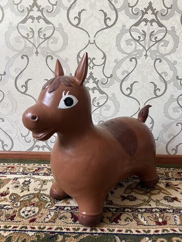 лошадь игрушка: Продаю резинового лошадя, состояние хорошое пользовался один ребенок